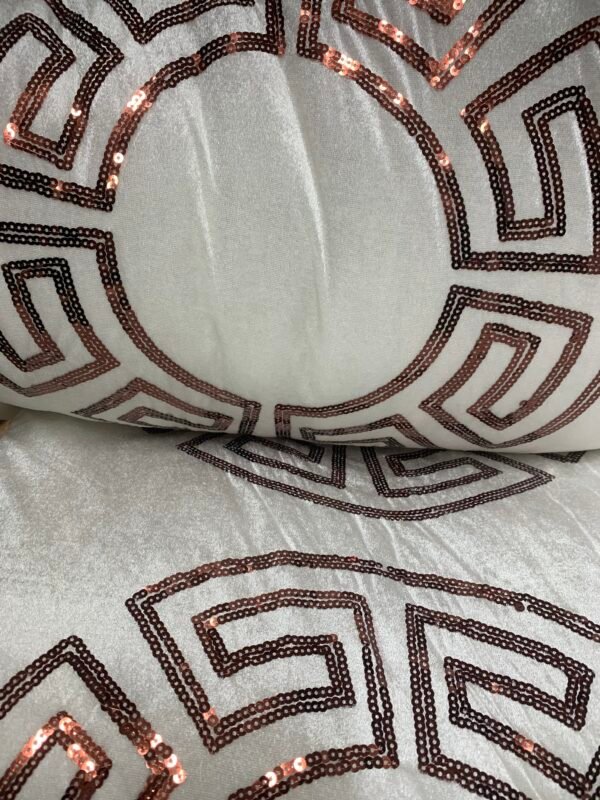 Luxe Dekbed – Wit/Beige met Glanzend Bruin-Bordeaux Design - Image 2