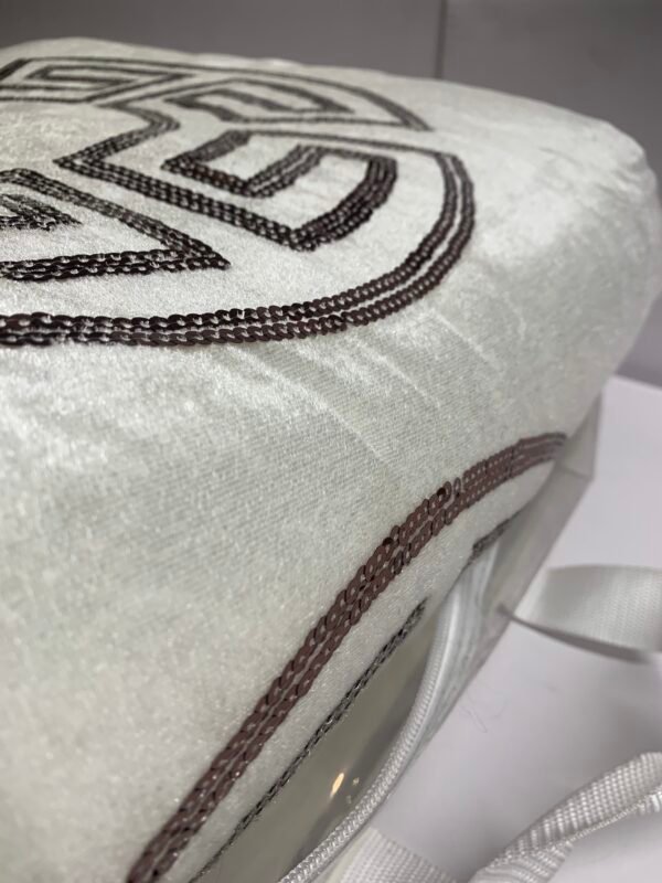 Luxe Dekbed – Wit/Beige met Glanzend Bruin-Bordeaux Design - Image 3